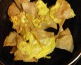 Foto del paso 2 de la receta: Totopos con huevo; para cena o desayuno