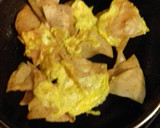 Foto del paso 2 de la receta: Totopos con huevo; para cena o desayuno