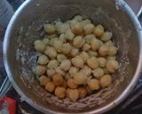 A picture of step 3 of Falafal sandwich.