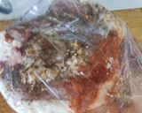 Foto del paso 2 de la receta: Cerdo asado con aderezo de salsa soya, perejil y ajo