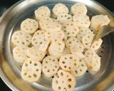 A picture of step 2 of CHINESE LOTUS ROOT STIR FRY (Lotus stem stir fry).
