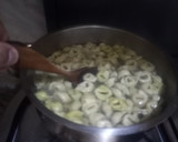 Foto del paso 1 de la receta: Tortellinis de espinacas con cebolla y salchichas en 16 minutos