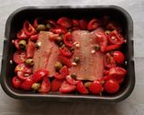 Foto del passaggio 2 della ricetta Salmone alla mediterranea