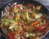 Foto del paso 4 de la receta: Tornillitos con vegetales oriental y albóndigas