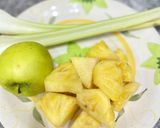 Foto langkah ke 1 dari resep Jus Seledri, Apel & Nanas.