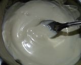 A picture of step 2 of White chocolate coated strawberry.