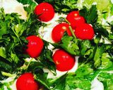 Foto del paso 3 de la receta: Salmón al ajillo con Espinacas Baby y Tomates Cherries en crema de Queso Azul