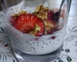 Foto del paso 3 de la receta: Postre de yogur con fresas y semillas de chía