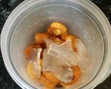Foto del paso 1 de la receta: Zumo de aloe vera y nísperos con miel cruda