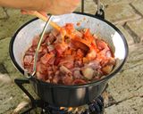 Bográcsos pincepörkölt recept fázis 12 fotója