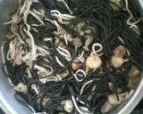 Foto del paso 11 de la receta: Espaguetis negros con gulas, champiñones y gambas