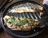 Foto del paso 5 de la receta: Anchoa a las brasas perfumada con perejil, jengibre y ají