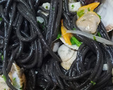 Foto del paso 7 de la receta: Spaghetti Negros con berberechos