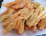 Foto del passaggio 4 della ricetta Fiori di zucchina in pastella di riso