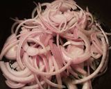 Foto del paso 5 de la receta: Lomo de cordero, con cebollas caramelizda, cirulas, pasas y crujiente de almendras