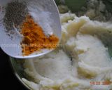 A picture of step 3 of Iranian Potato Patties Sandwich ساندویچ کوکو سیب زمینی.
