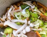 รูปขั้นตอนการทำที่ 1 ของ ผัดผักรวมมิตร 🍄🥦🥕