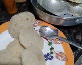 सूजी इडली विद सांबर(suji idli with sambhar recipe in hindi) रेसिपी चरण 4 फोटो