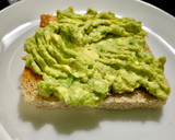 Foto del paso 3 de la receta: Tostada de aguacate y salmón