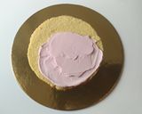 Foto del passaggio 7 della ricetta Torta alle fragole effetto gelato