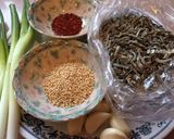 A picture of step 1 of Sesame Dried Anchovies.