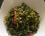 Foto langkah ke 2 dari resep Kangkung tumis bunga pepaya.