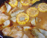 Foto del paso 2 de la receta: Guiso de pollo con choclo, corazones de alcachofas y guisantes