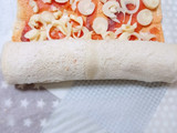 Arrollado de pan molde relleno de salmón ahumado y palmitos
