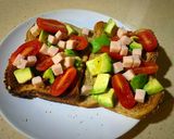 Foto del paso 4 de la receta Tostadas de pan con semillas de sésamo y lino, aguacate, tomates y pavo