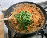 Une image de l'étape 25 de Poulet aux cacahuètes, carottes, tomates et épices.