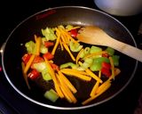 Φωτογραφία βήματος 2 της συνταγής Noodles με  λαχανικά και κοτόπουλο💞