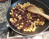 Foto del paso 4 de la receta: Garbanzos, morcilla y salsa de yogur con huevo a la plancha