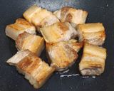รูปขั้นตอนการทำที่ 4 ของ หมูสามชั้นตุ๋น สูตรซีอิ๊วจีน
