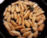 Φωτογραφία βήματος 5 της συνταγής Gnocchi με φασκόμηλο και βούτυρο στο τηγάνι
