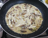 Foto del paso 3 de la receta: Espaguetis de calabacín con setas y salsa de queso🥒🍄🧀