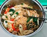รูปขั้นตอนการทำที่ 3 ของ ยำมาม่าหมูสับไข่ต้มยางมะตูม