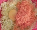 Фото кроку 2 до Кабачковые оладьи с помидором и морковкой.