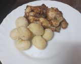Foto del paso 6 de la receta: Jamoncitos de pollo adobado y asados en freidora de aire con papas arrugas