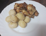 Foto del paso 6 de la receta: Jamoncitos de pollo adobado y asados en freidora de aire con papas arrugas