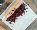 Foto langkah ke 2 dari resep Pisang coklat gulung roti tawar.