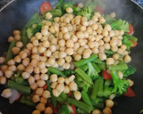 Foto del paso 2 de la receta: Revuelto de verduras y garbanzos