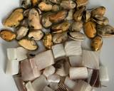 Foto del paso 1 de la receta Paella de frutos del mar con gambones congelados