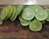 Foto langkah ke 2 dari resep Es Nanas Jeruk Nipis viral.