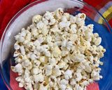A picture of step 4 of Stove top salty buttery popcorn.