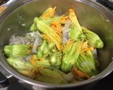 Foto del paso 2 de la receta: Pasta con flor de calabaza, calabaza y setas