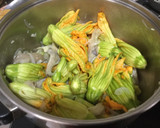 Foto del paso 2 de la receta: Pasta con flor de calabaza, calabaza y setas