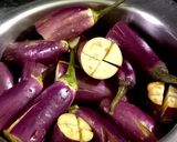 A picture of step 1 of Baingan Ka Kalonji (Spiced Eggplant Curry).