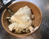 Une image de l'étape 2 de Sauce crème roquefort et persil.