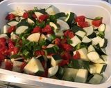 Une image de l'étape 6 de Courgettes au jambon, poivron, tomates, abricots secs et citron confit.
