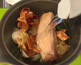 A picture of step 2 of Braised pork belly w twisted green pepper.